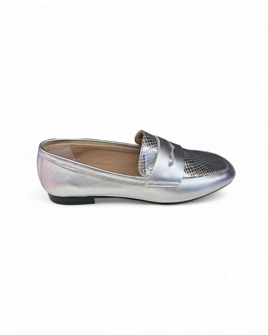 Laminated leather moccasin. Silver/Silver