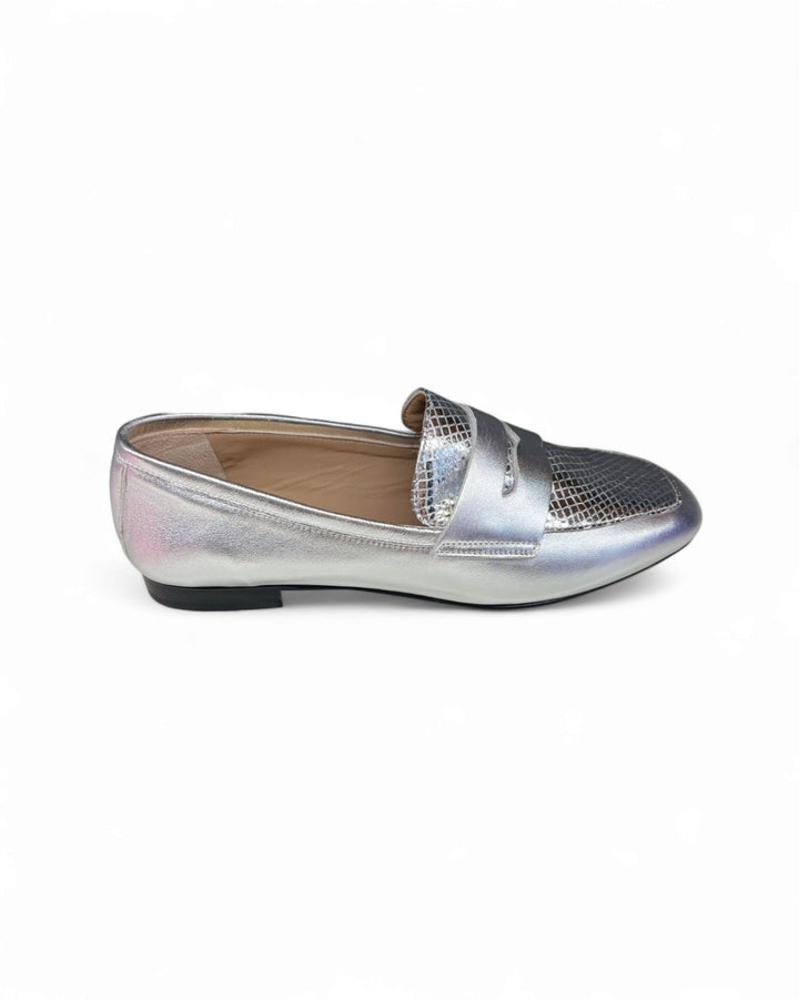 Laminated leather moccasin. Silver/Silver