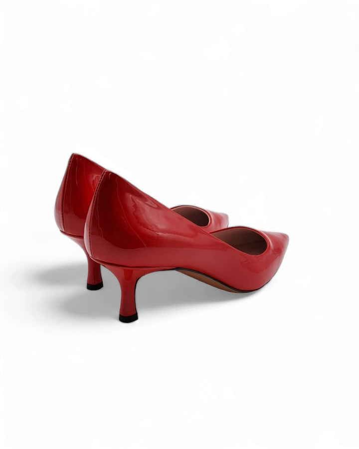 Red patent décolleté