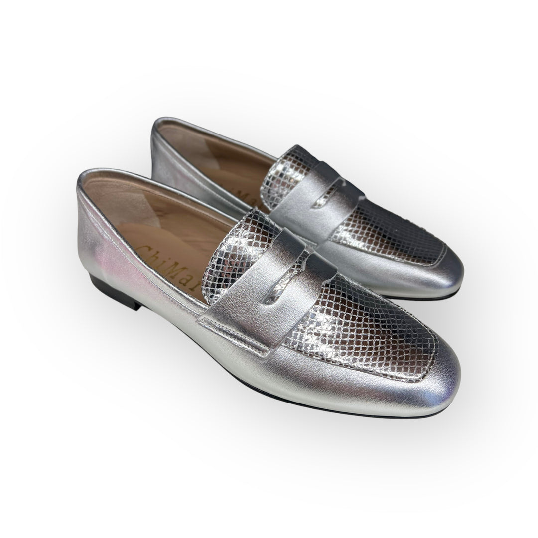 Laminated leather moccasin. Silver/Silver