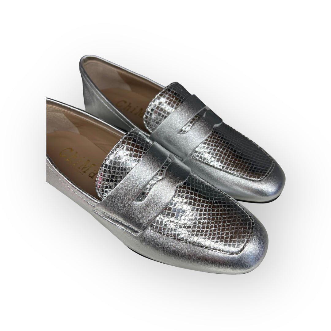 Laminated leather moccasin. Silver/Silver