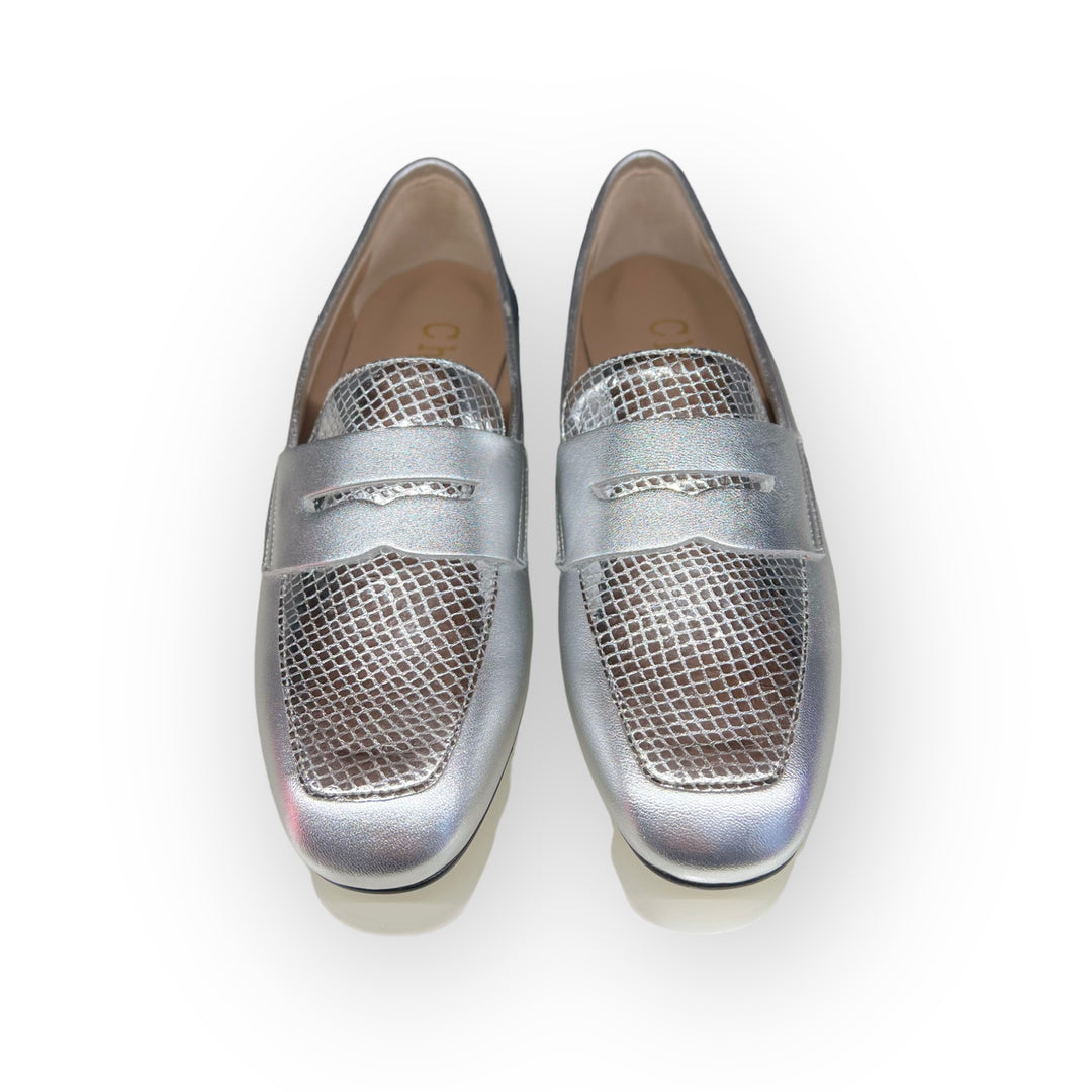 Laminated leather moccasin. Silver/Silver