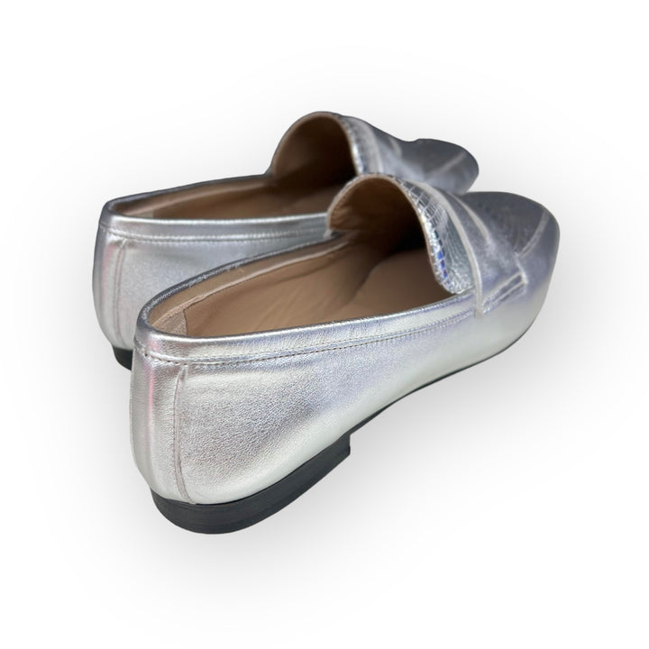 Laminated leather moccasin. Silver/Silver