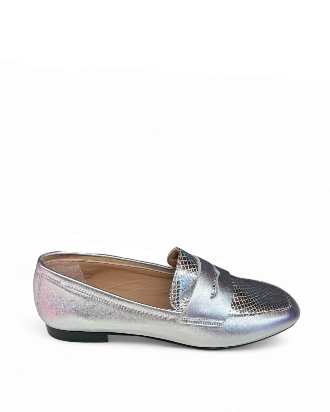 Laminated leather moccasin. Silver/Silver